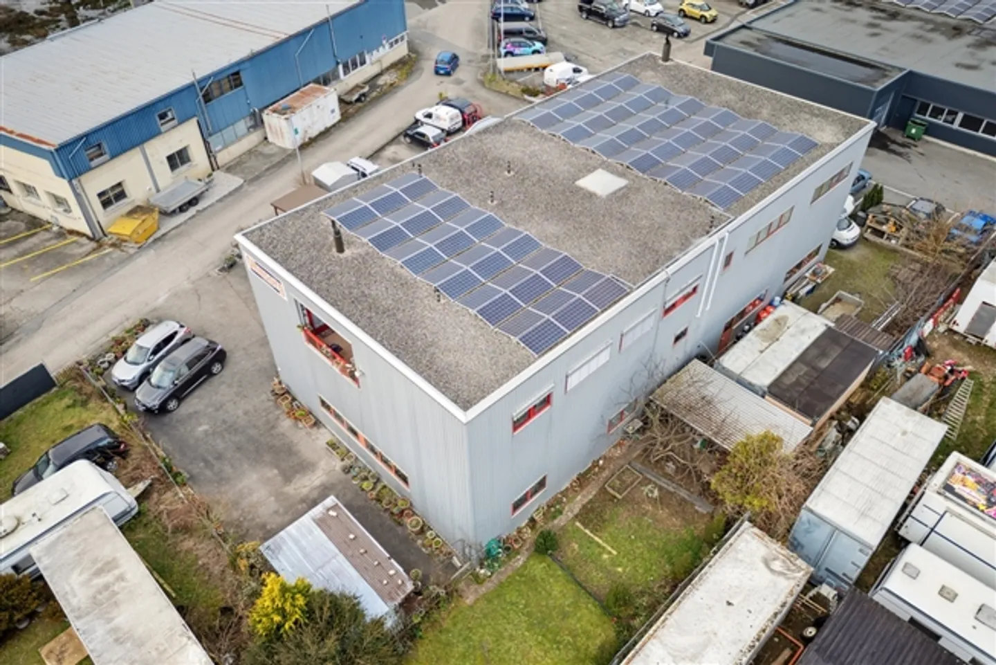 Bâtiment à usage mixte dans une zone commerciale - Photo 2 sur 13