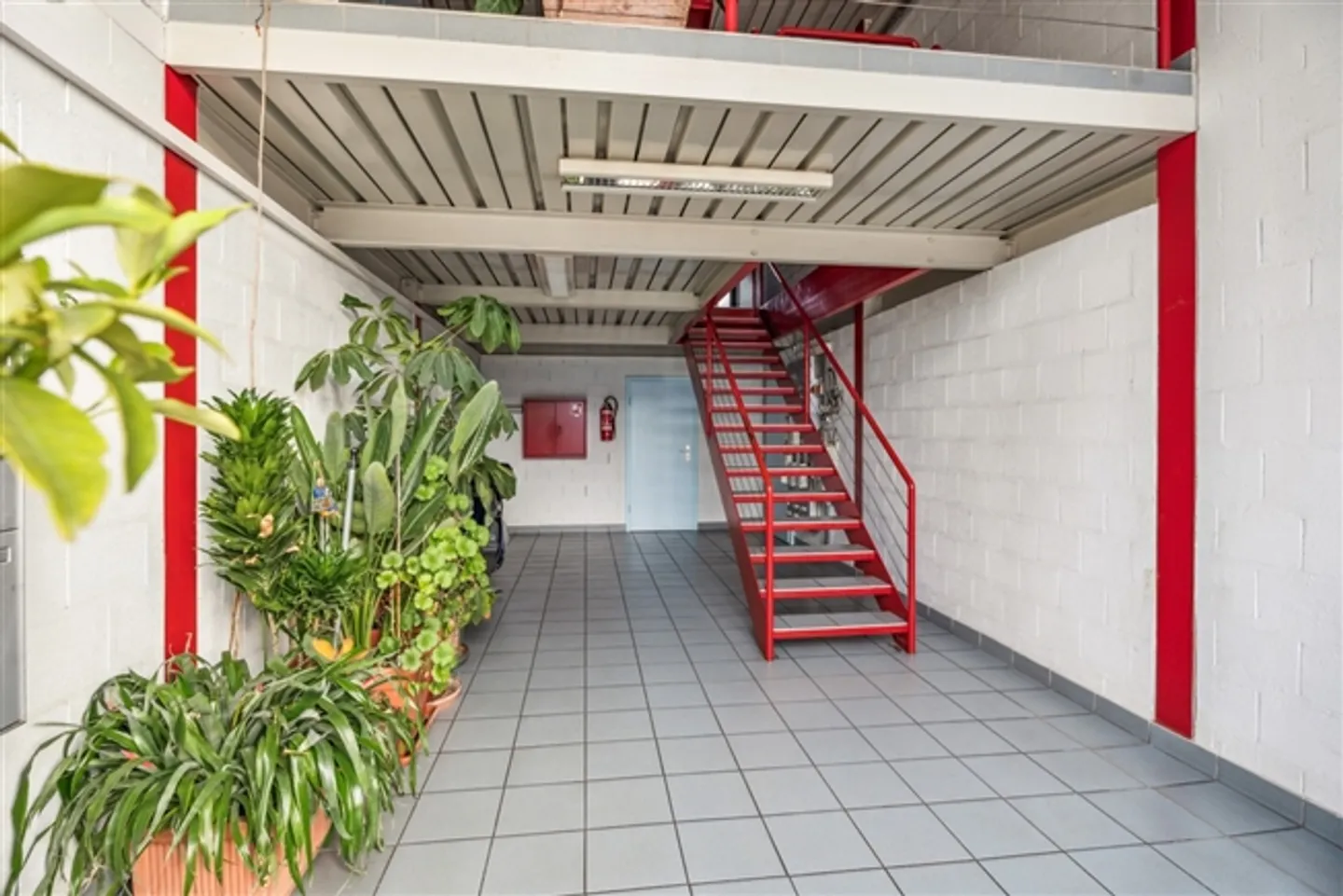 Bâtiment à usage mixte dans une zone commerciale - Photo 3 sur 13
