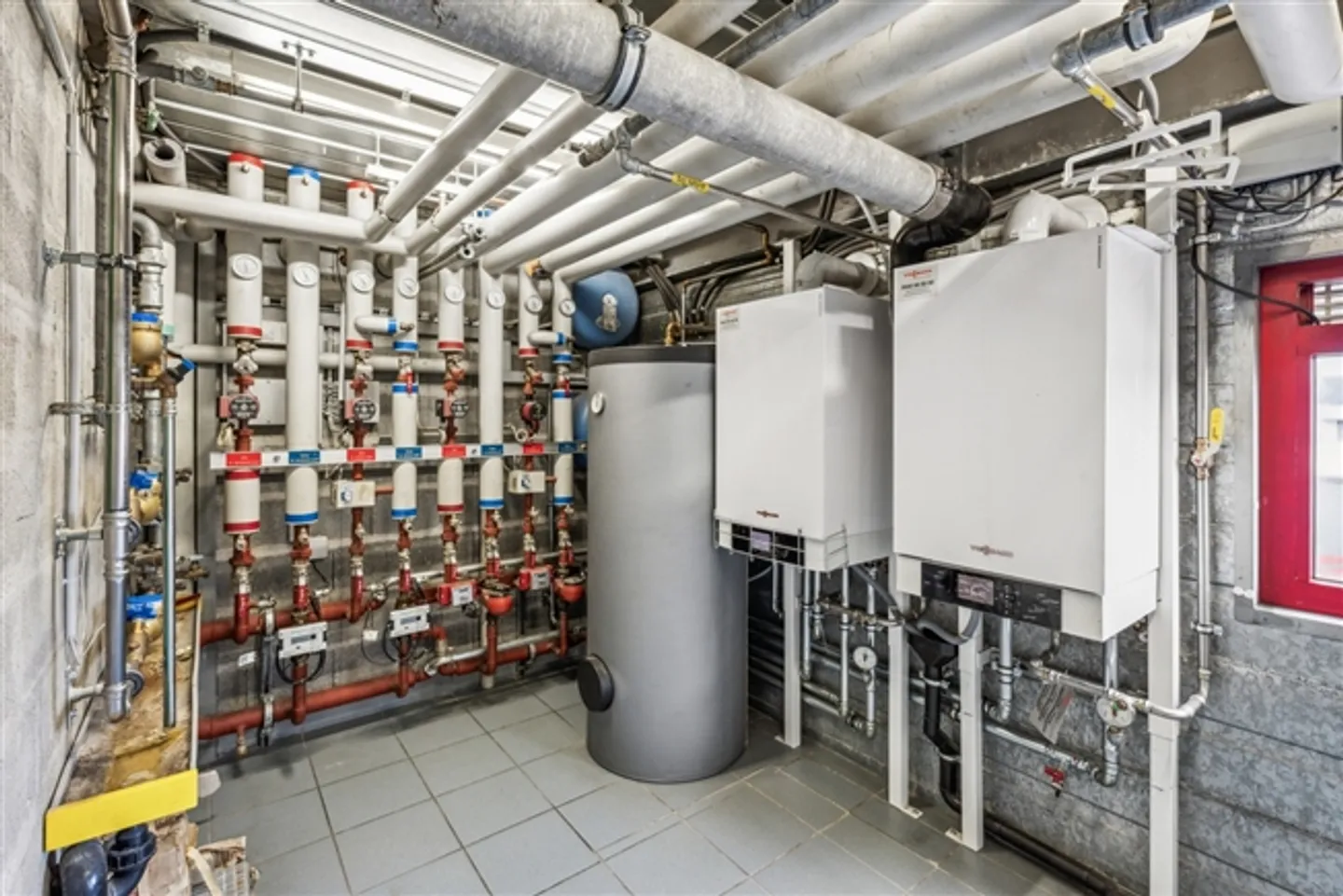 Bâtiment à usage mixte dans une zone commerciale - Photo 8 sur 13
