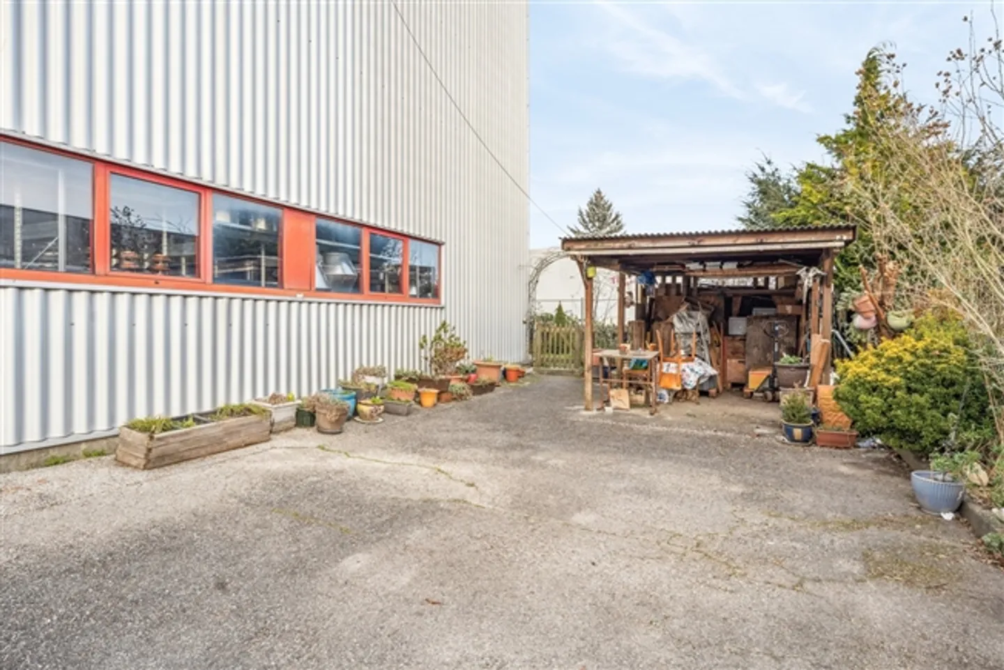 Bâtiment à usage mixte dans une zone commerciale - Photo 11 sur 13