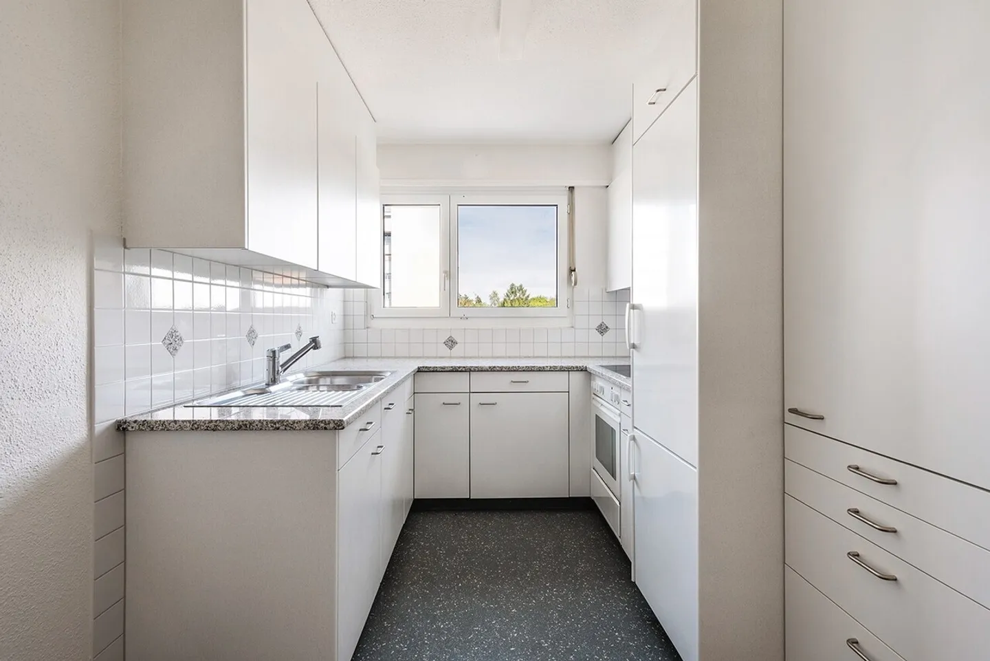 Central apartment with spacious balcony - Photo 3 of 13