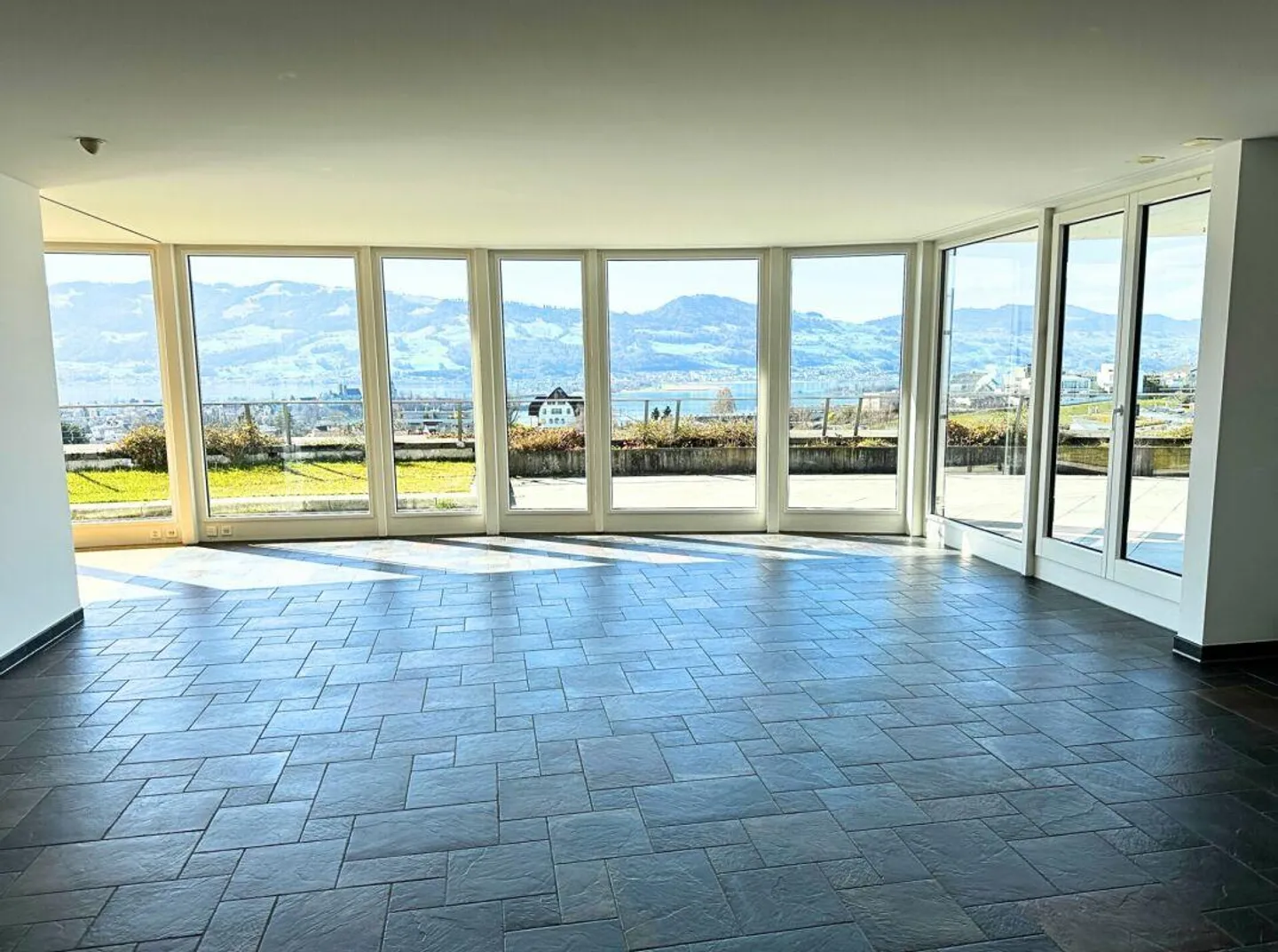 Exklusive 4.5-Zimmer-Attika-Terrassenwohnung mit Panoramasicht - Foto 2 di 8