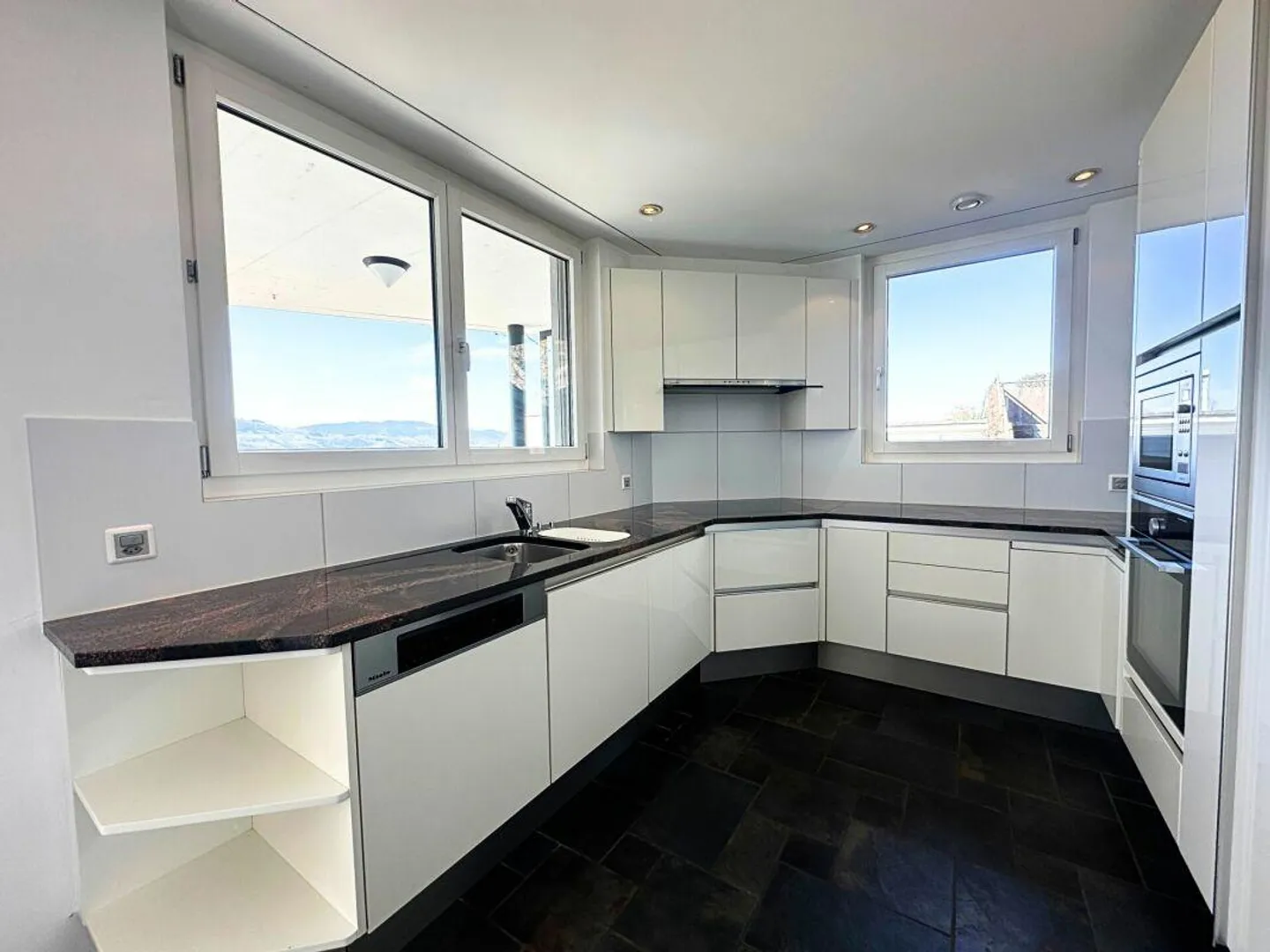 Exklusive 4.5-Zimmer-Attika-Terrassenwohnung mit Panoramasicht - Foto 3 di 8