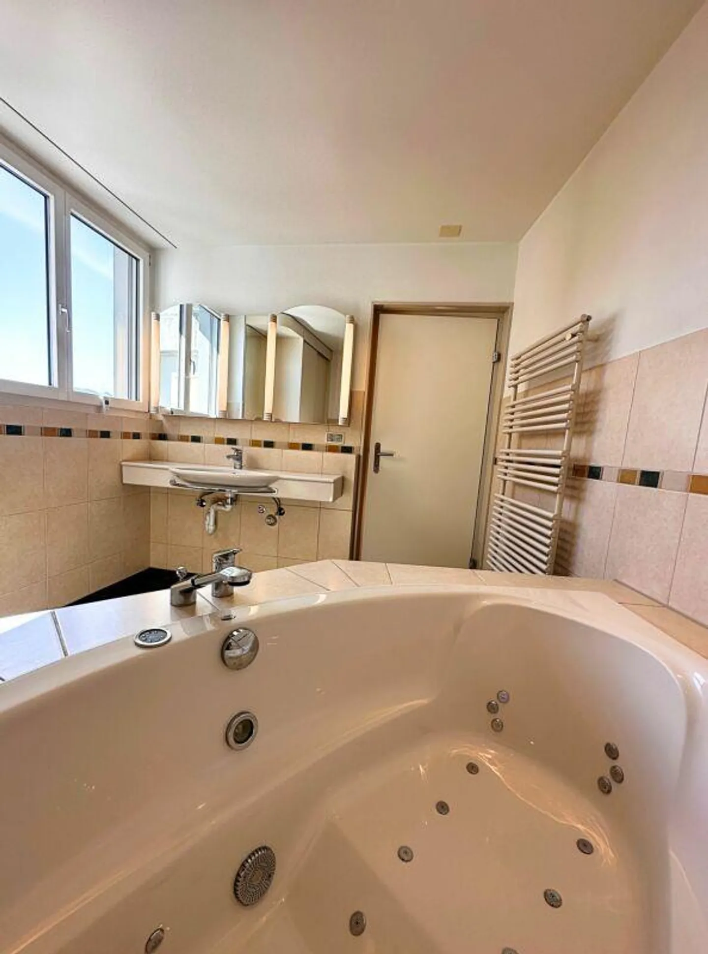 Exklusive 4.5-Zimmer-Attika-Terrassenwohnung mit Panoramasicht - Foto 5 di 8