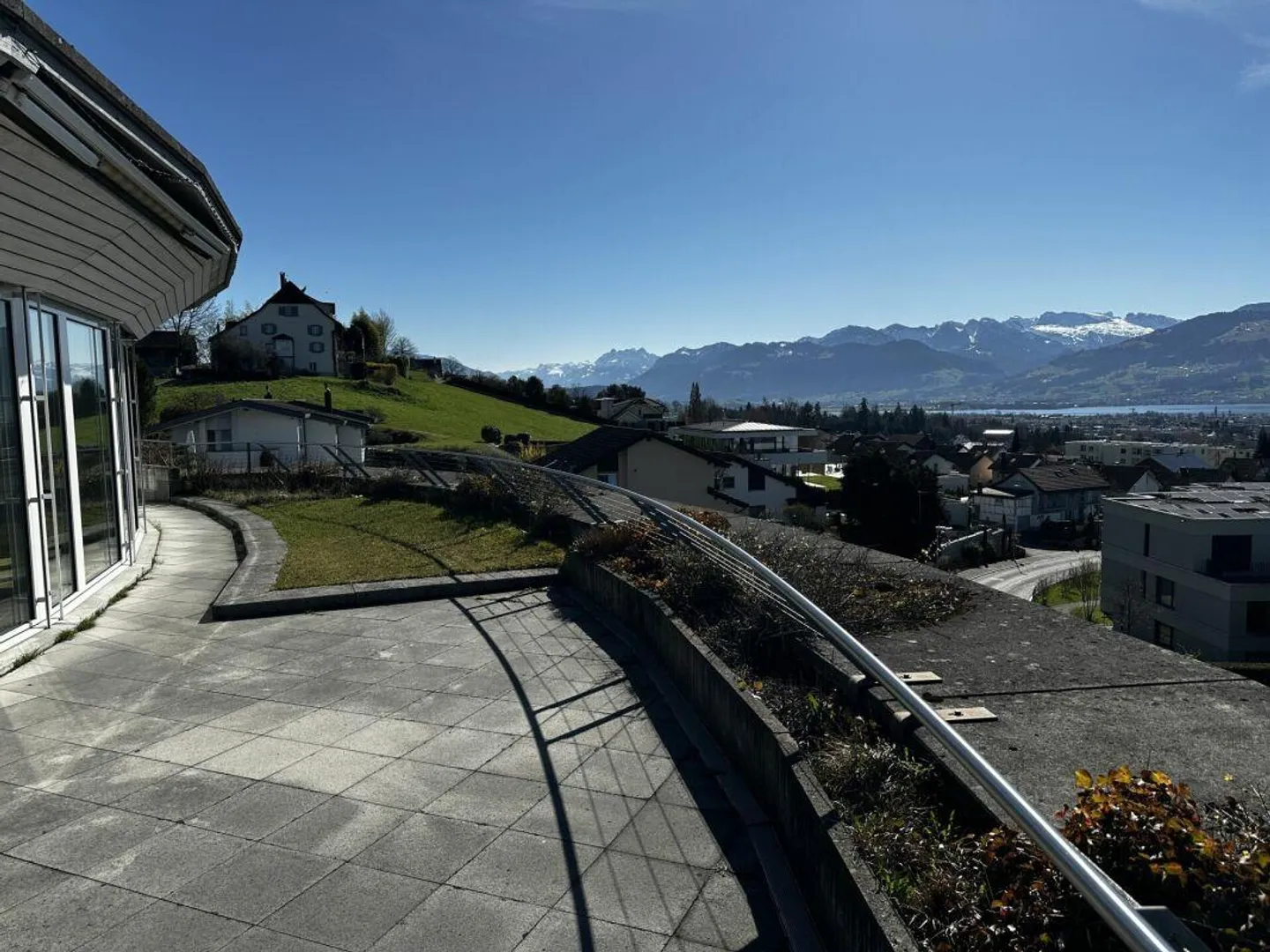 Exklusive 4.5-Zimmer-Attika-Terrassenwohnung mit Panoramasicht - Foto 7 di 8