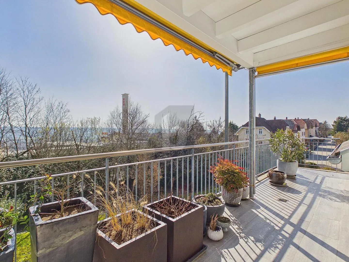 SUNNY, QUIET AND CENTRAL - Photo 1 of 6