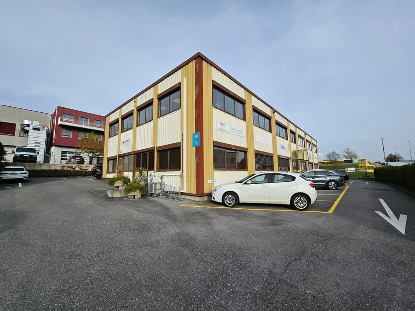 380 m2 distributed in 4 commercial premises - Photo 1 of 1