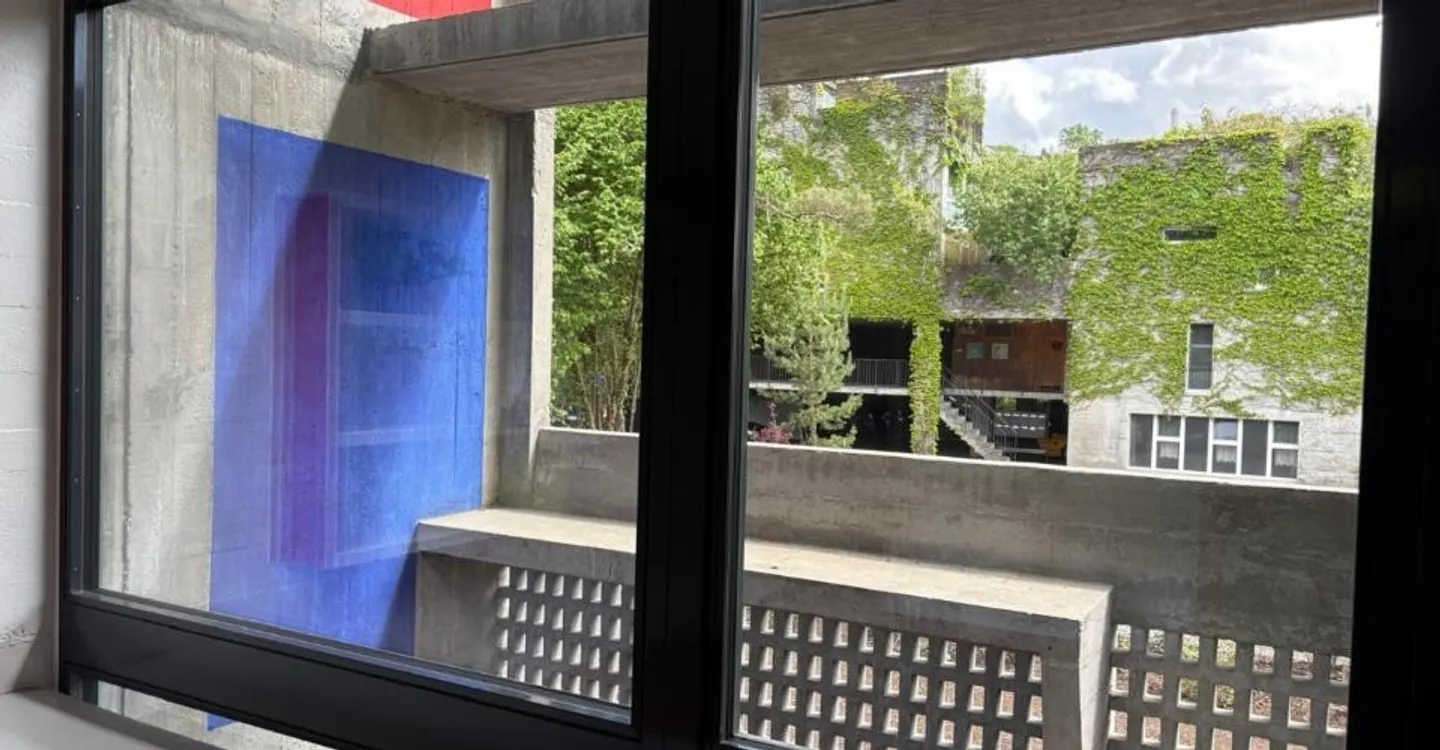 Vivre dans une icône de l'architecture suisse | Appartement unique de 3,5 pièces dans l'ensemble Atelier-5 classé à Flamatt - Photo 9 sur 13