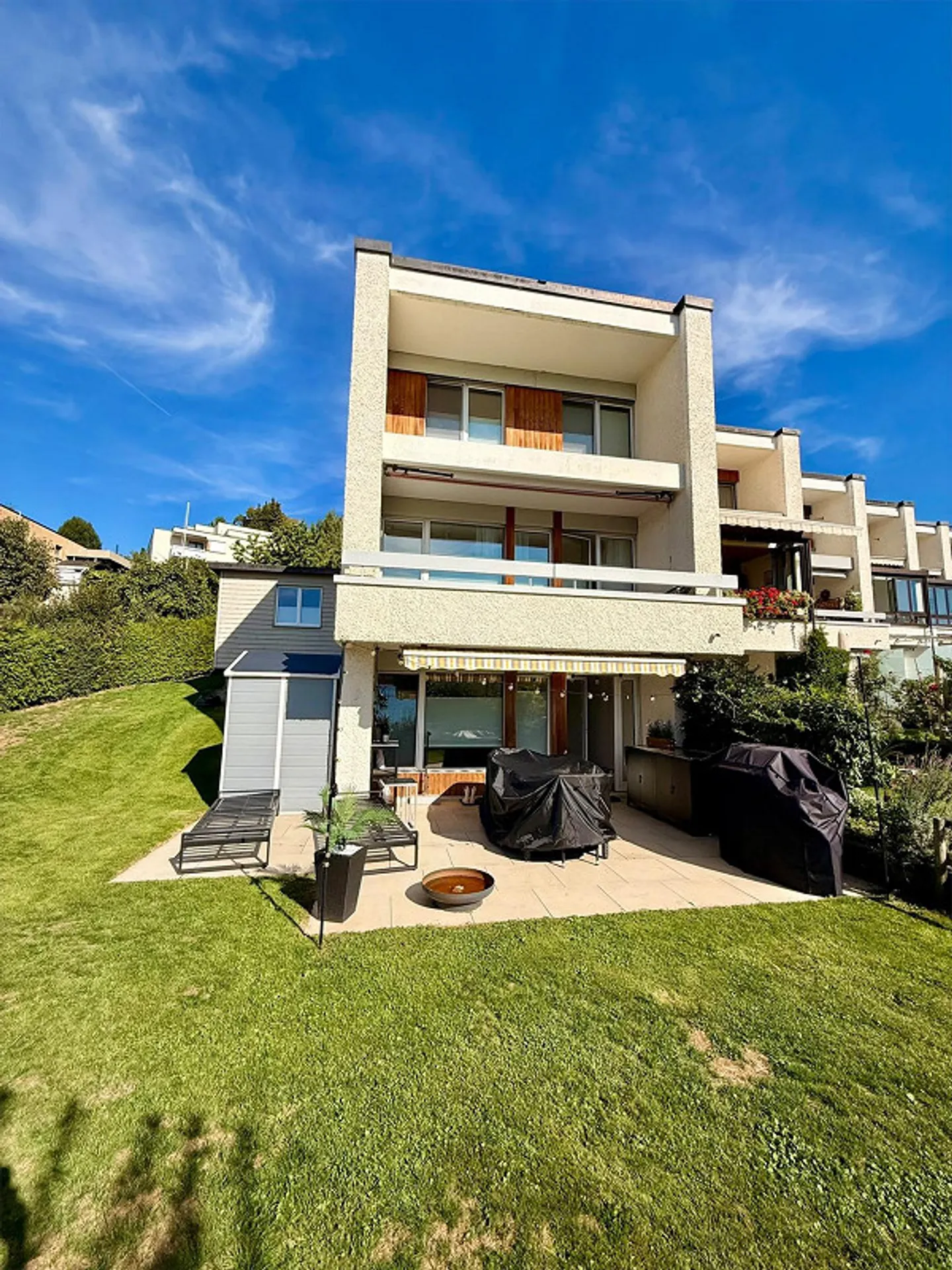 Modernized 5.5-room corner townhouse with large garden & panoramic view - Photo 1 of 13
