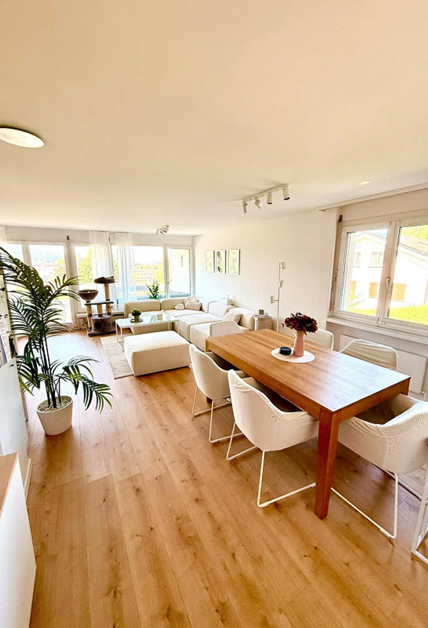 Modernized 5.5-room corner townhouse with large garden & panoramic view - Photo 2 of 13