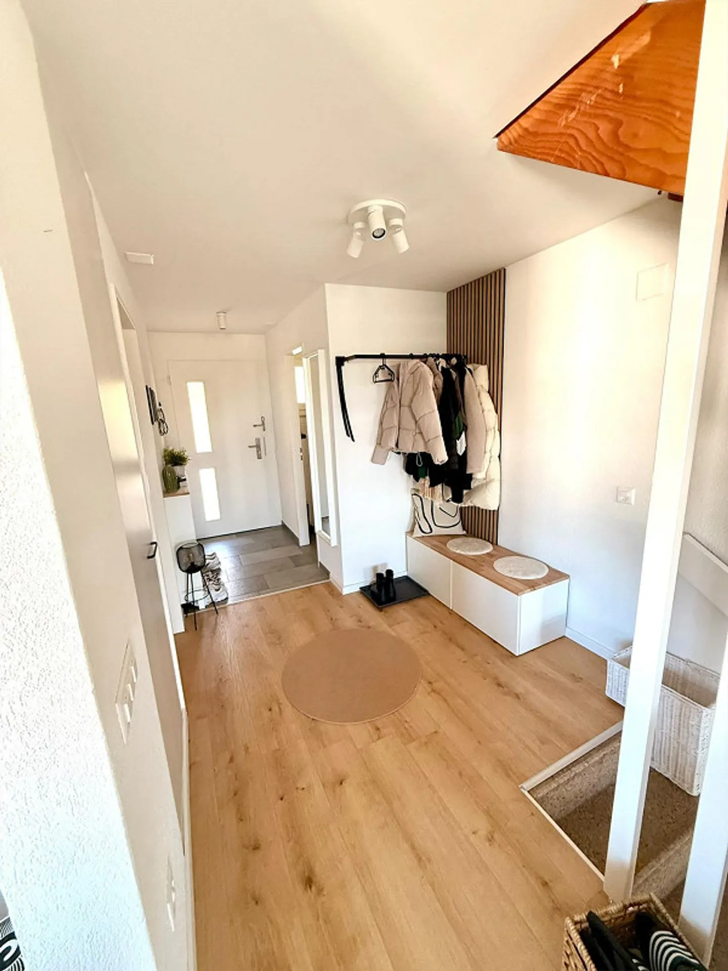 Modernized 5.5-room corner townhouse with large garden & panoramic view - Photo 3 of 13