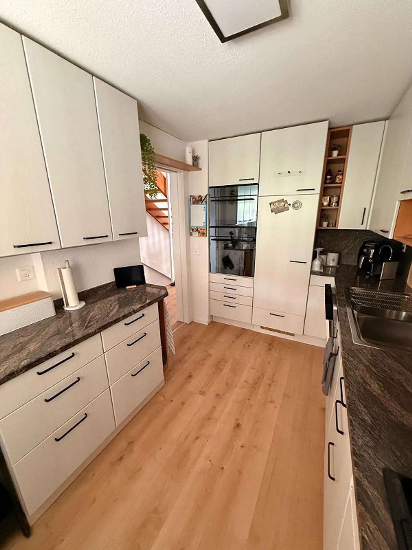 Modernized 5.5-room corner townhouse with large garden & panoramic view - Photo 5 of 13
