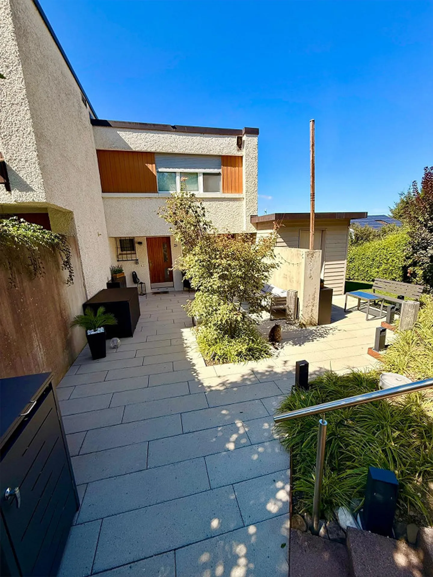 Modernized 5.5-room corner townhouse with large garden & panoramic view - Photo 10 of 13