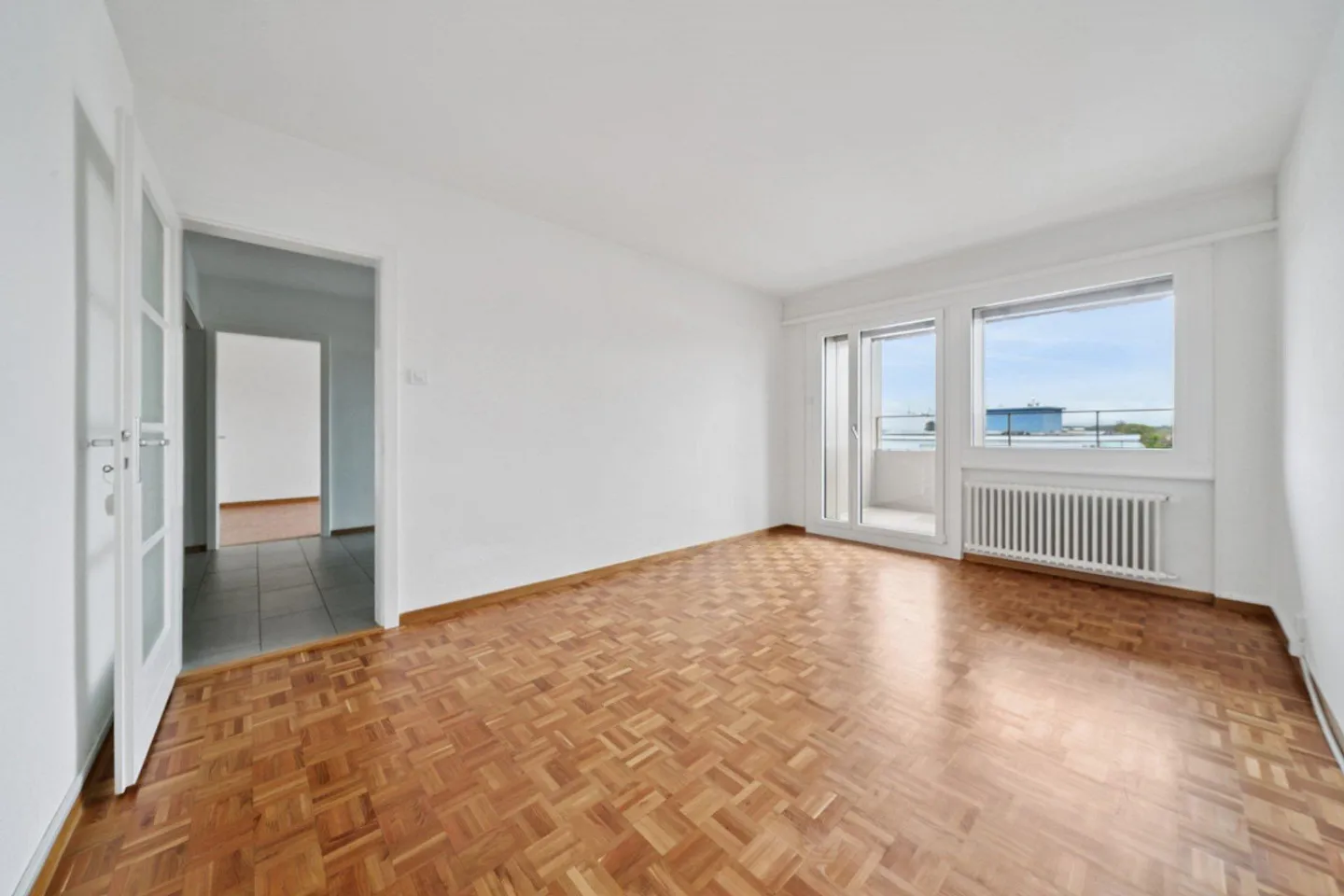 2.5 rooms with balcony, close to the center and the train station - Photo 2 of 11