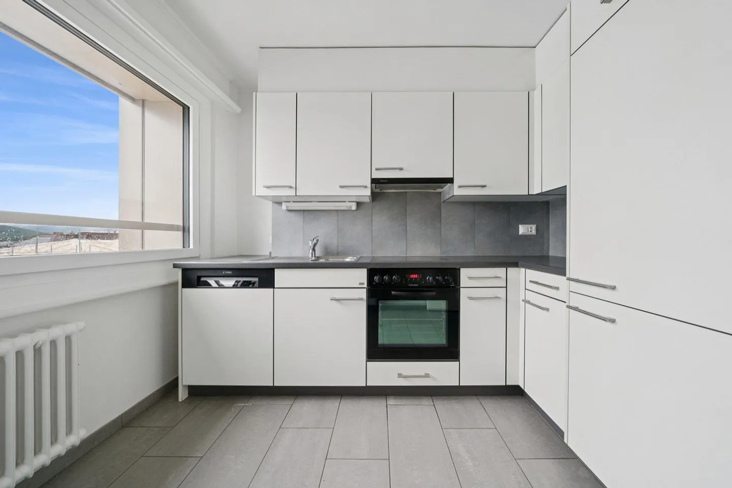 2.5 rooms with balcony, close to the center and the train station - Photo 5 of 11