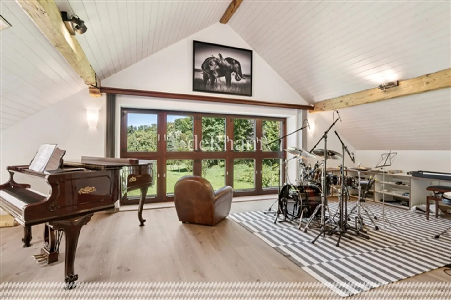 Unique renovated property of 406 m² in the heart of nature - Photo 10 of 15