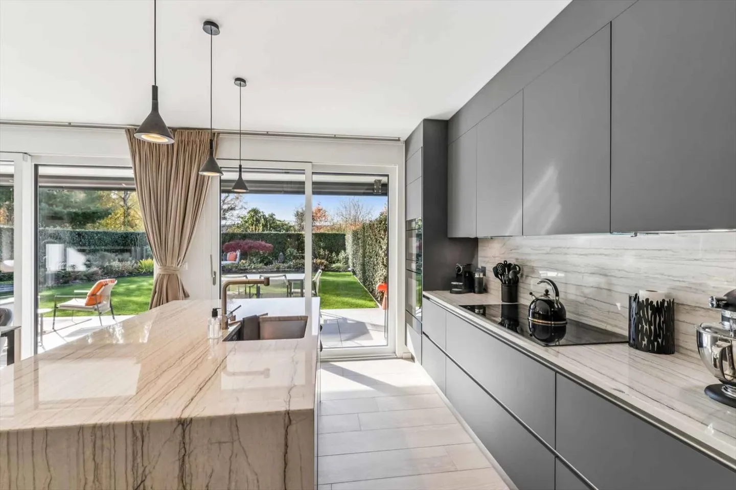 Exclusif ! Magnifique appartement 5 pièces dans une tranquillité absolue - Photo 2 sur 13