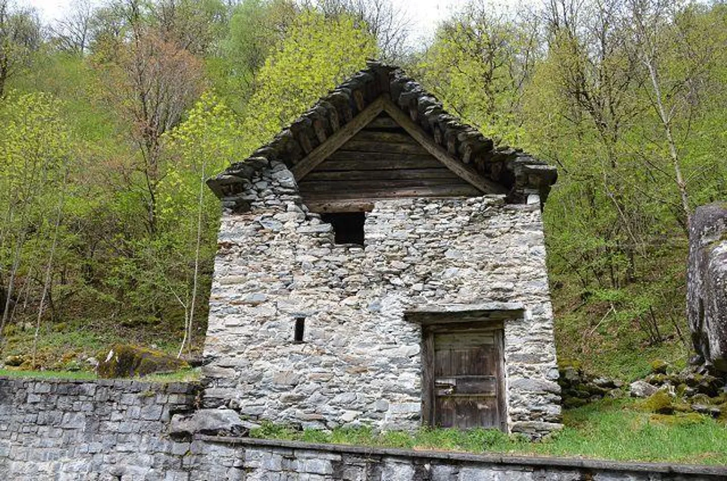 Rustico di 2 piani da ristrutturare nella natura con grande area boschiva - Foto 2 di 30