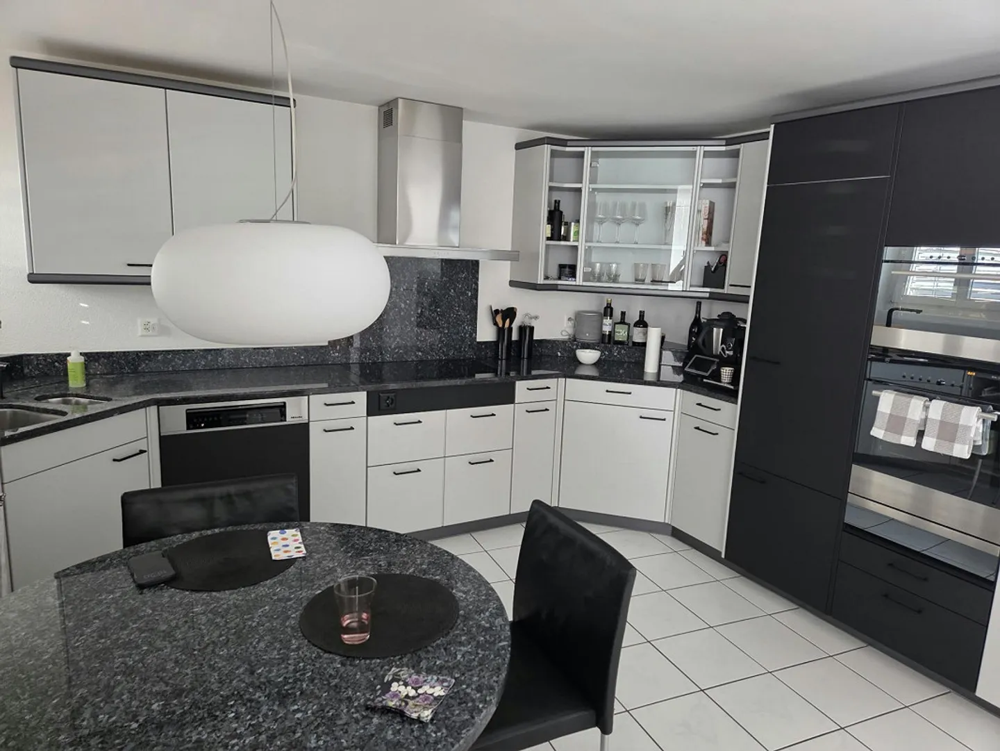 Spacious 5.5 Room Apartment in the Heart of Stans - Photo 3 of 8
