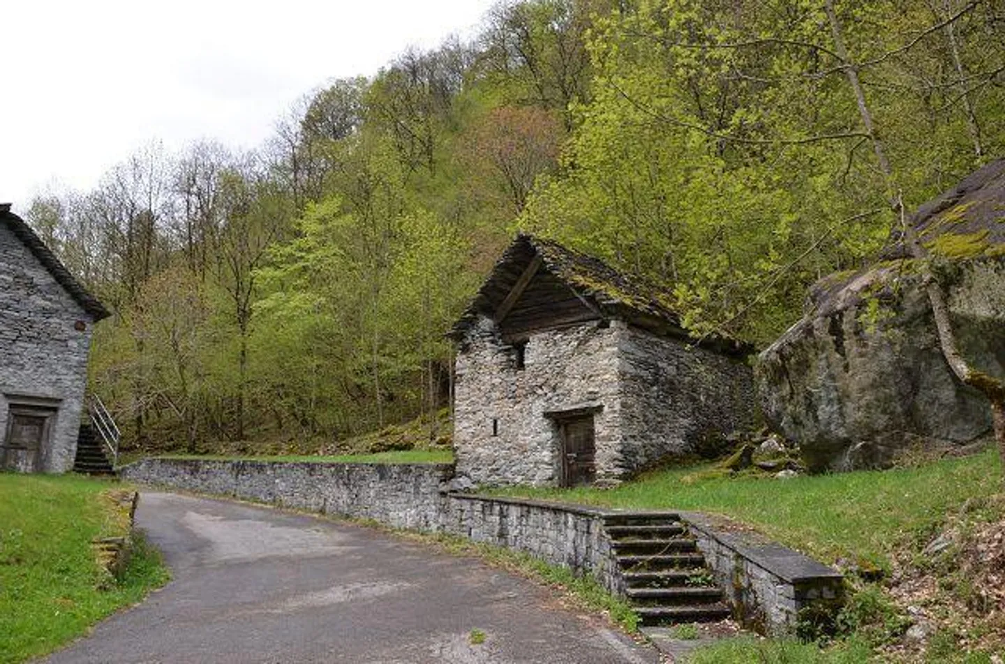 Rustico di 2 piani da ristrutturare nella natura con grande area boschiva - Foto 3 di 30