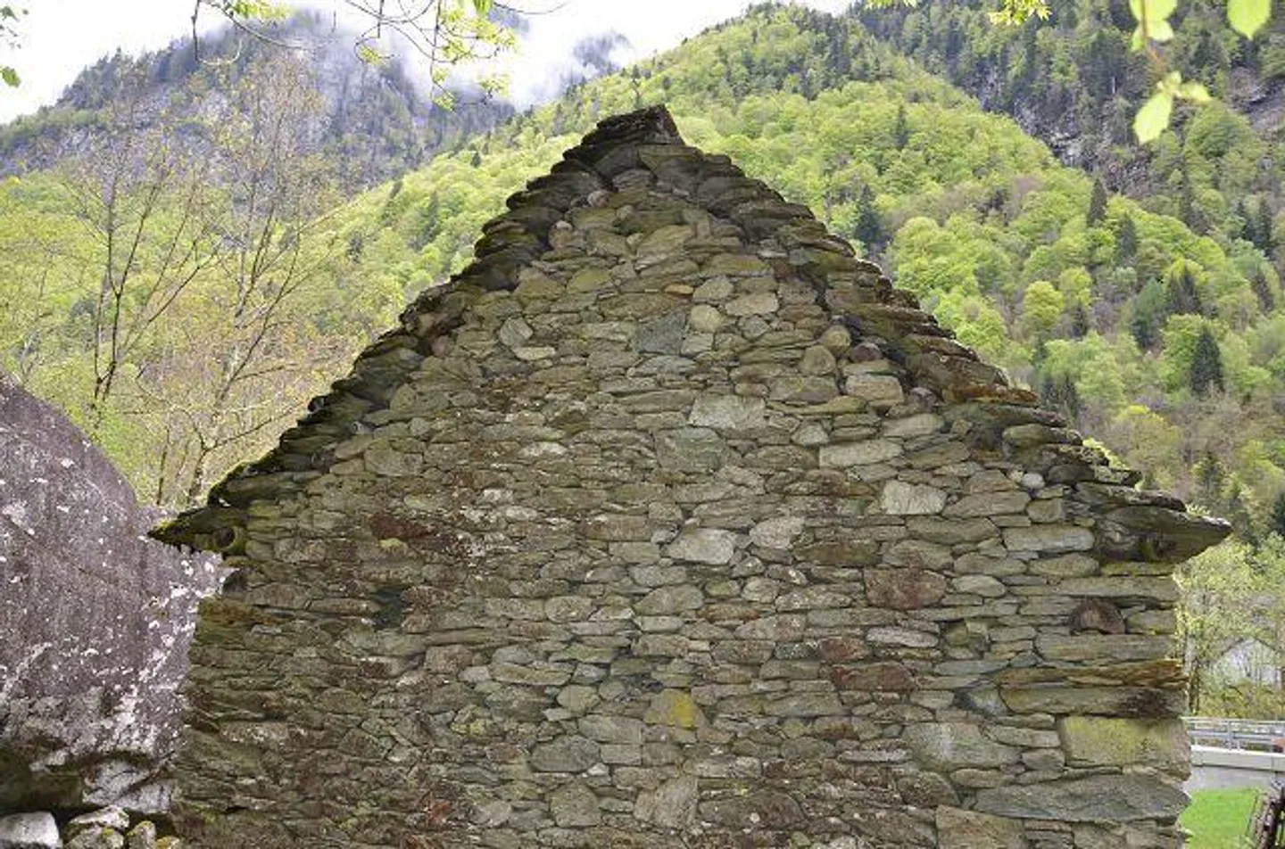 Rustico di 2 piani da ristrutturare nella natura con grande area boschiva - Foto 23 di 30