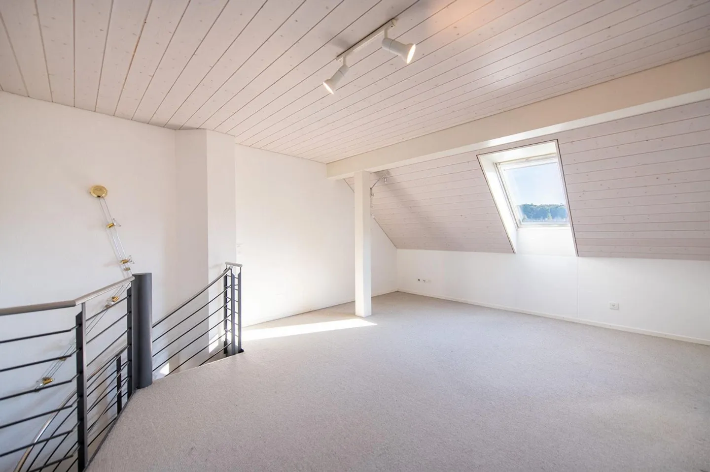 Centrale e tranquilla: Luminoso appartamento duplex di 3,5 locali con giardino d'inverno e balcone - Foto 12 di 13