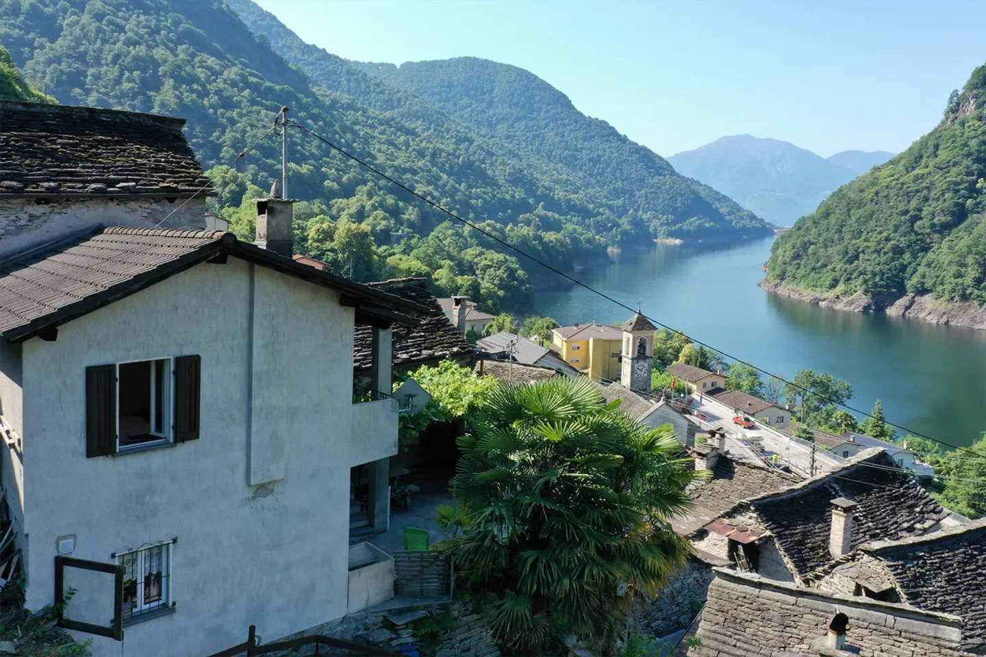 Holiday home/Rustic in the village center of Vogorno with beautiful views of the reservoir - Photo 1 of 18