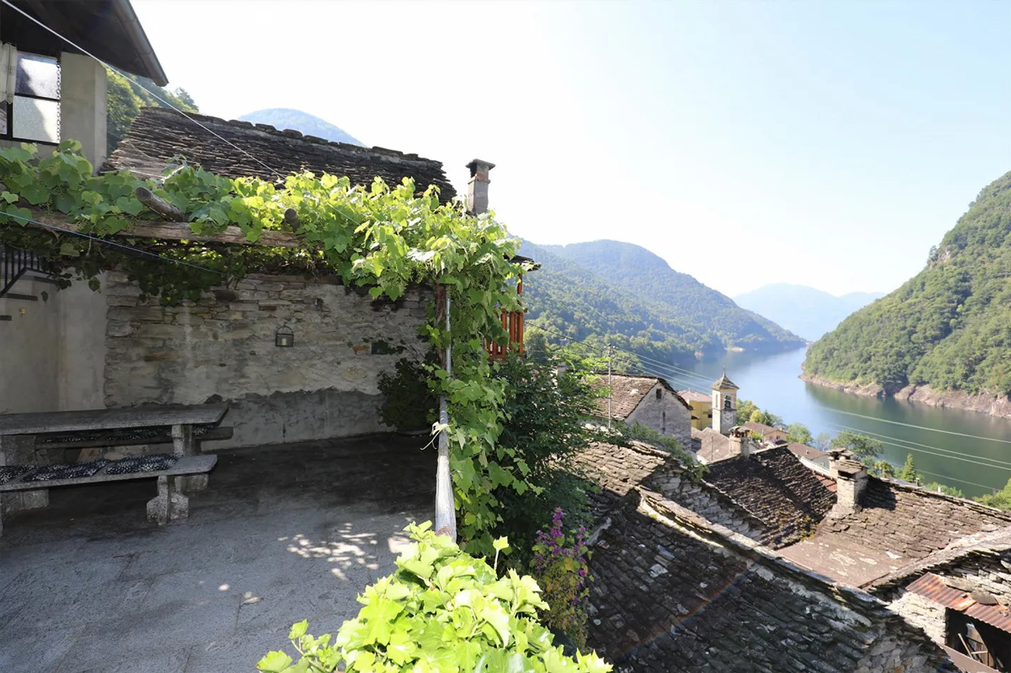 Holiday home/Rustic in the village center of Vogorno with beautiful views of the reservoir - Photo 5 of 18