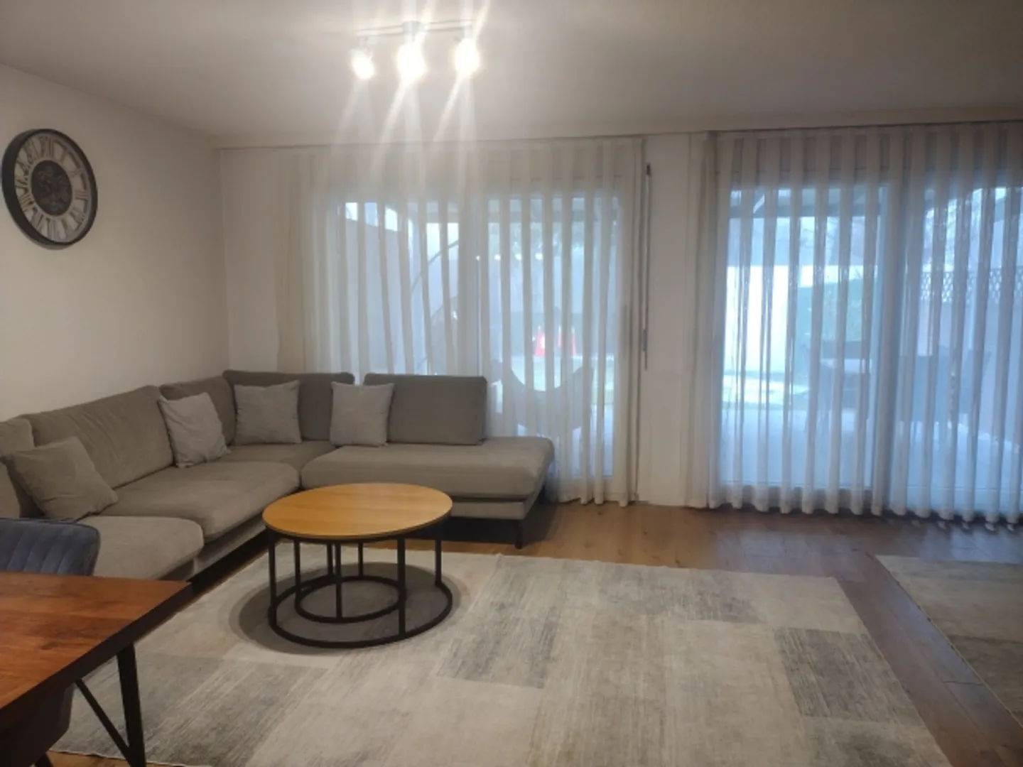 Maison d'angle rénovée de 6,5 pièces avec un jardin de rêve à Buchs - Photo 1 sur 13