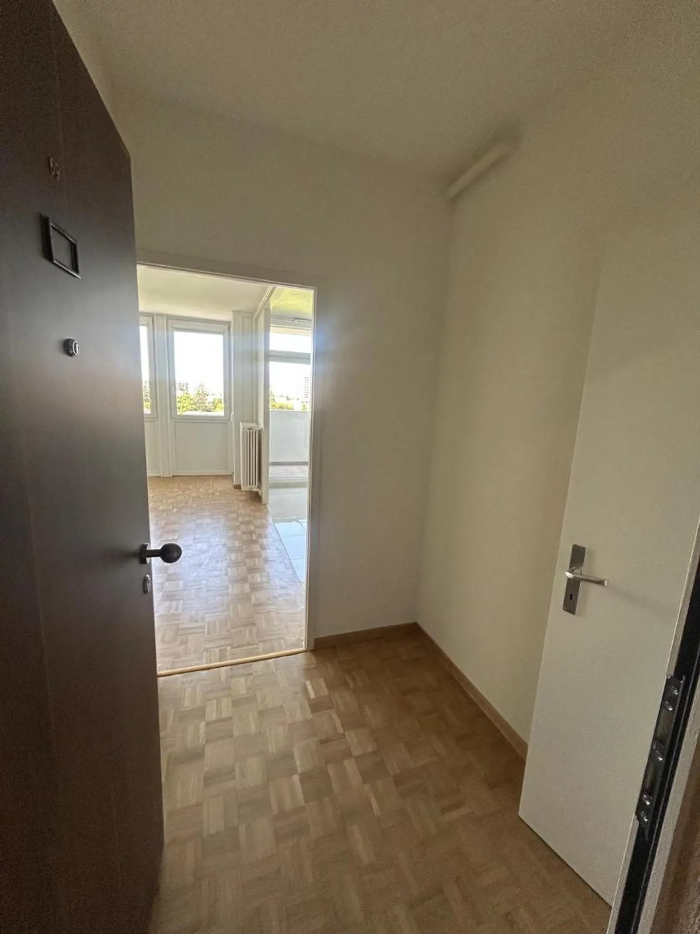 Appartement rénové avec balcon - Photo 2 sur 11