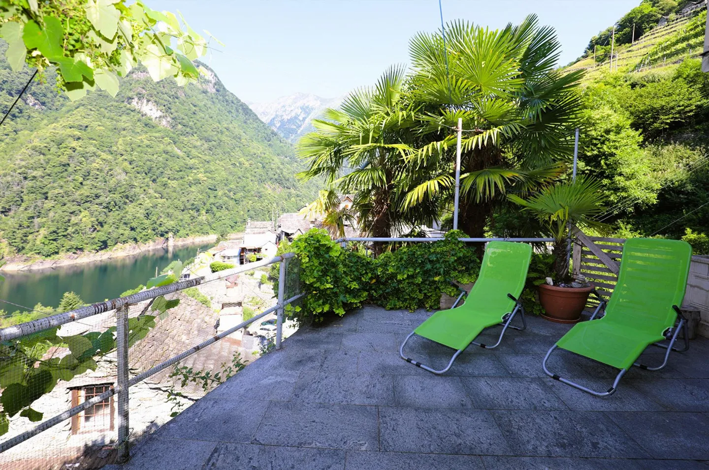 Holiday home/Rustic in the village center of Vogorno with beautiful views of the reservoir - Photo 4 of 18