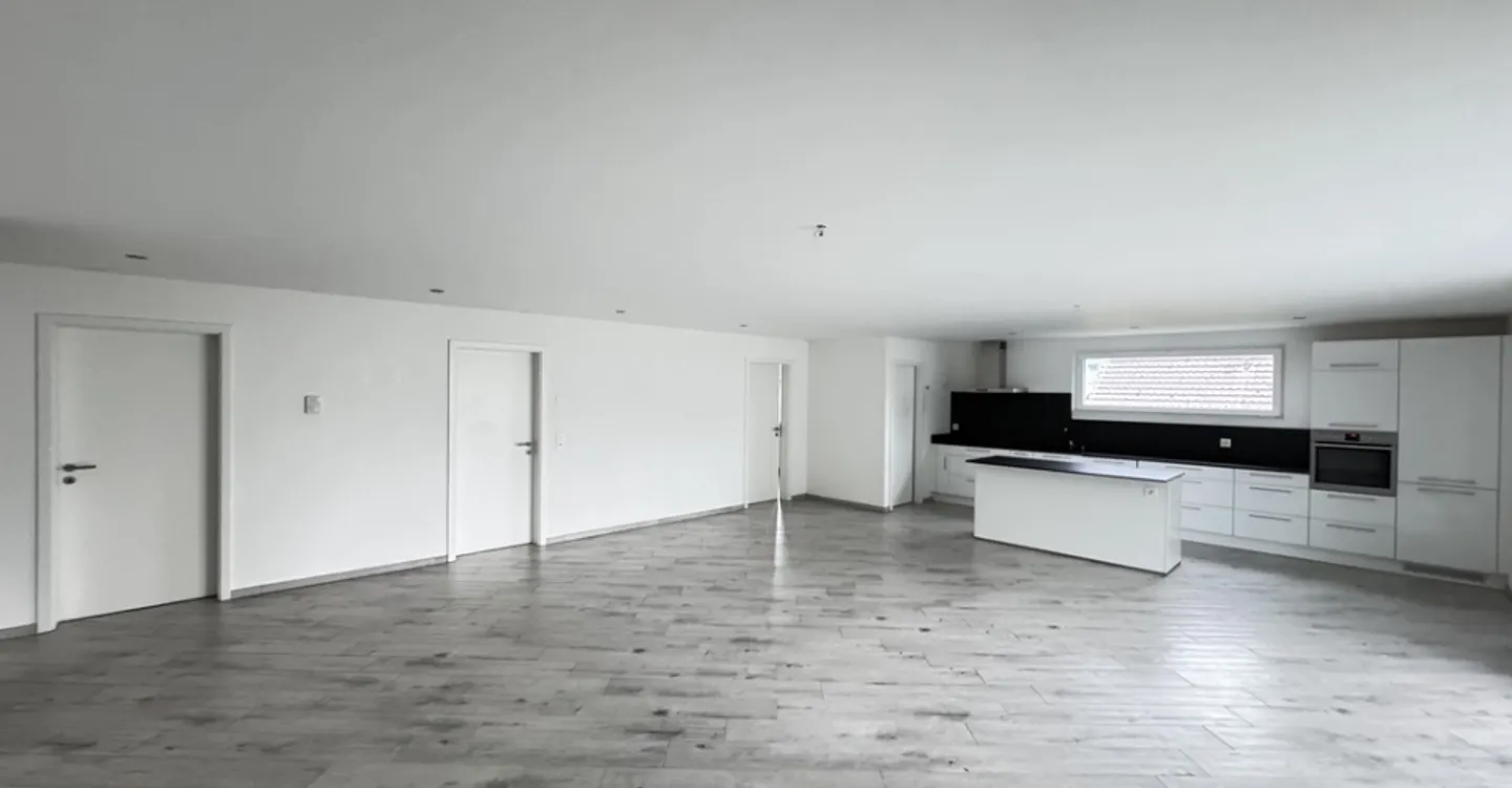 Ein großer Balkon und ein sehr geräumiges Wohnzimmer - Foto 3 von 11