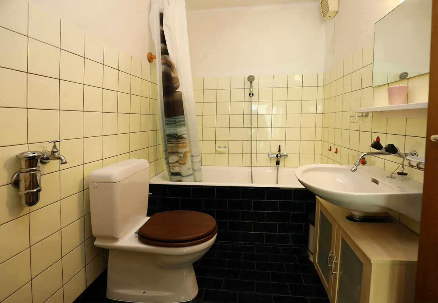 Holiday home/Rustic in the village center of Vogorno with beautiful views of the reservoir - Photo 15 of 18