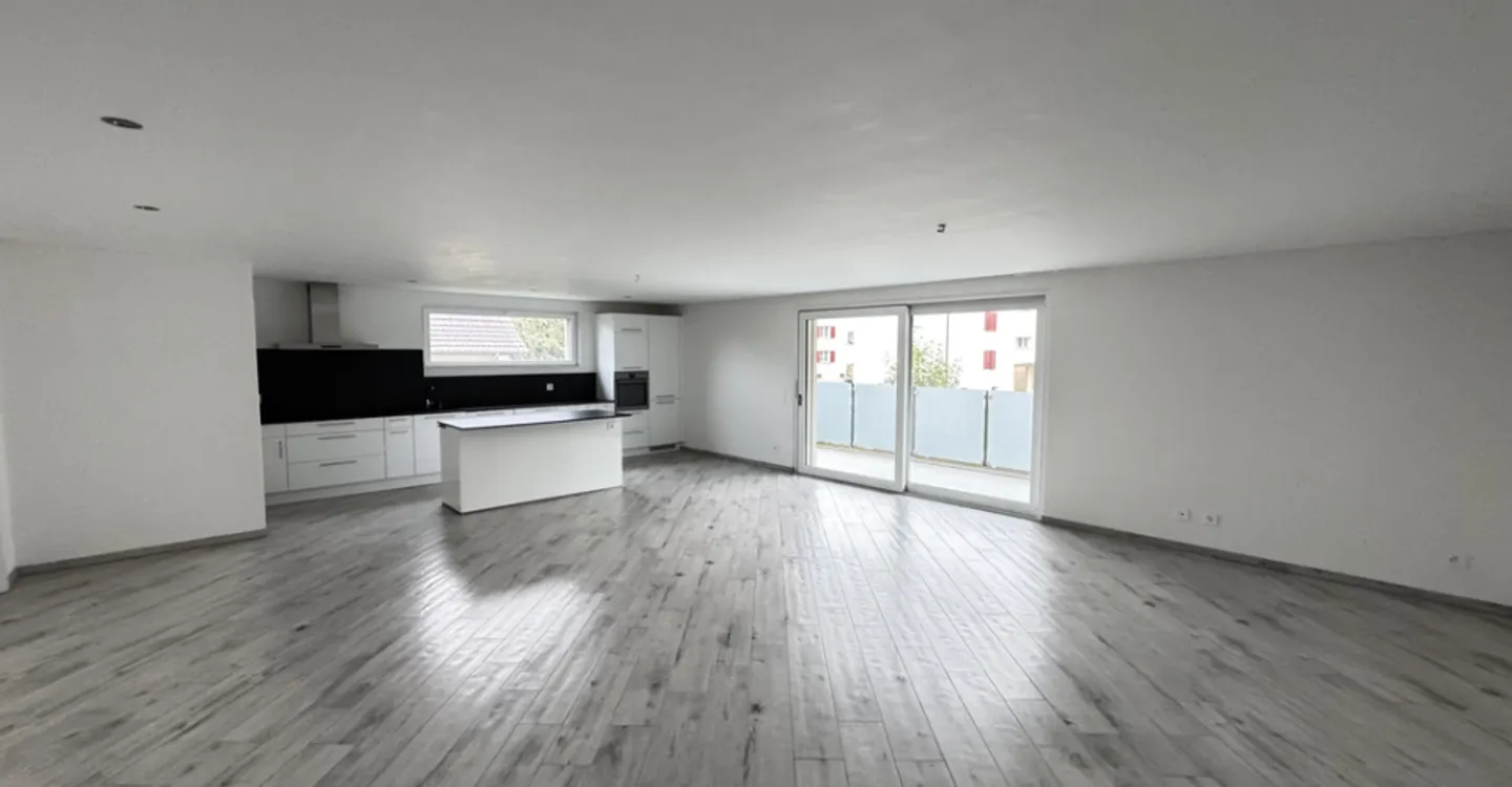 Ein großer Balkon und ein sehr geräumiges Wohnzimmer - Foto 4 von 11