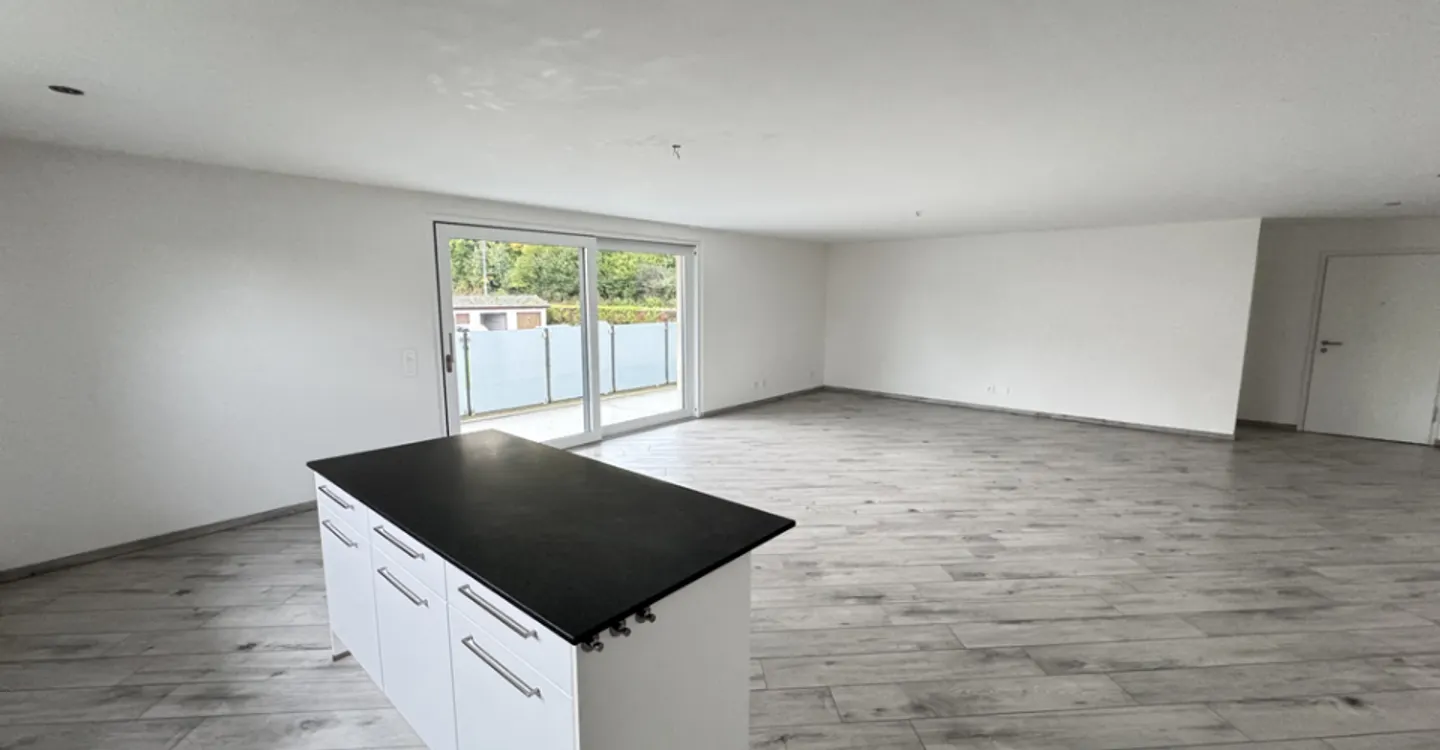 Ein großer Balkon und ein sehr geräumiges Wohnzimmer - Foto 5 von 11