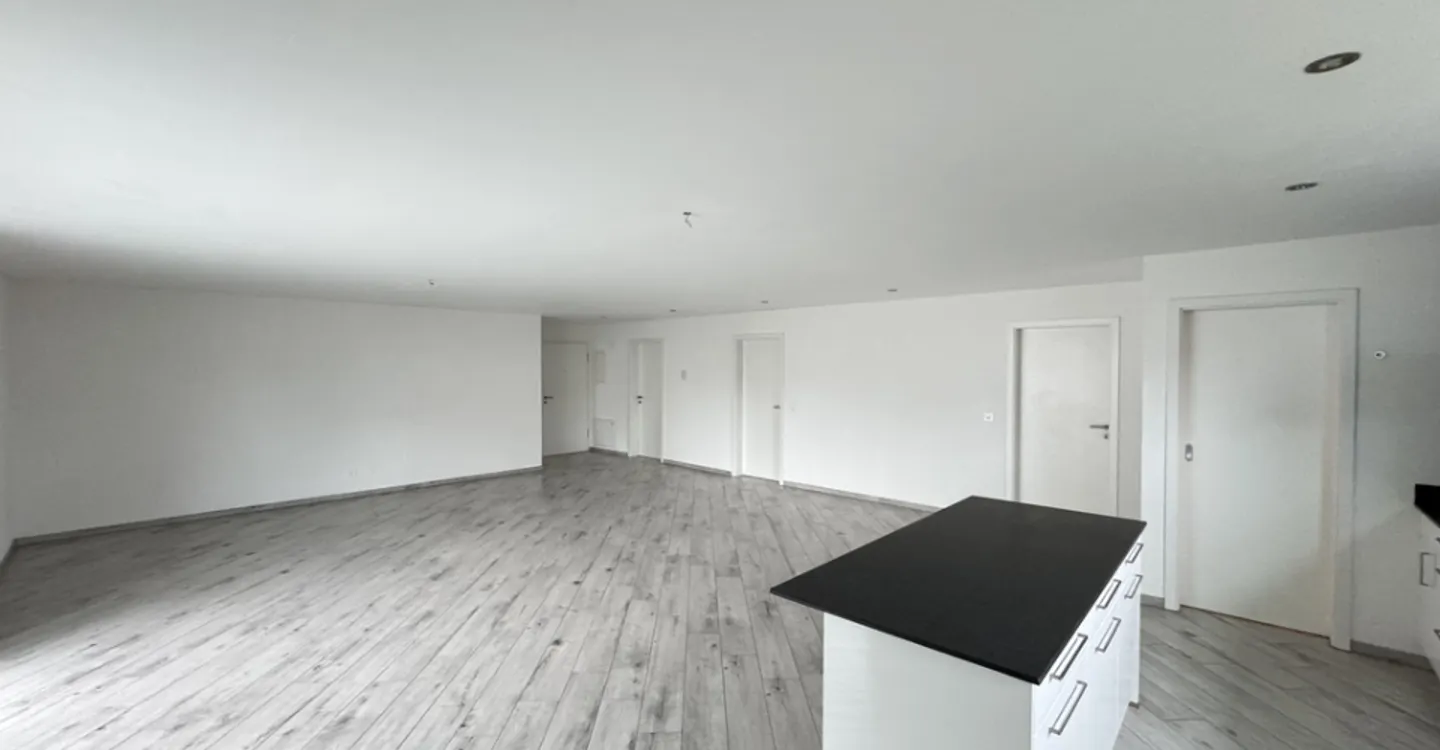 Ein großer Balkon und ein sehr geräumiges Wohnzimmer - Foto 6 von 11