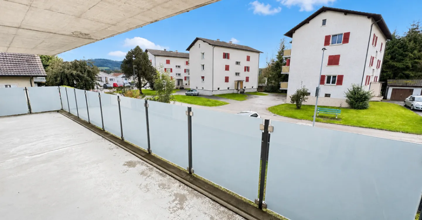 Ein großer Balkon und ein sehr geräumiges Wohnzimmer - Foto 1 von 11