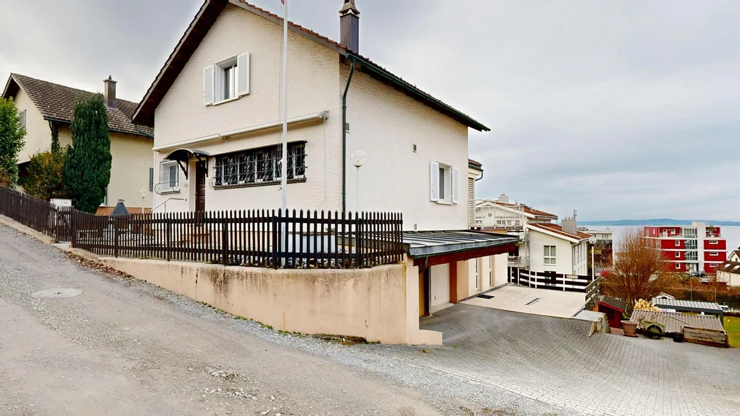 Ampia casa unifamiliare con vista sul lago e appartamento - Foto 2 di 12