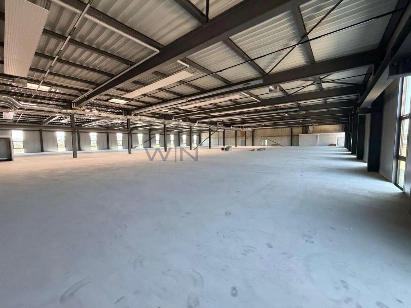 Nouveau bâtiment de surfaces multisports à partir de 1200 m² - Photo 2 sur 5