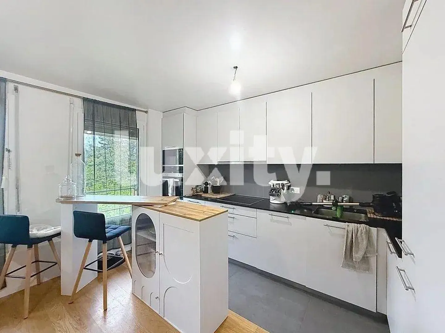 Beautiful bright apartment surrounded by greenery. - Photo 3 of 3