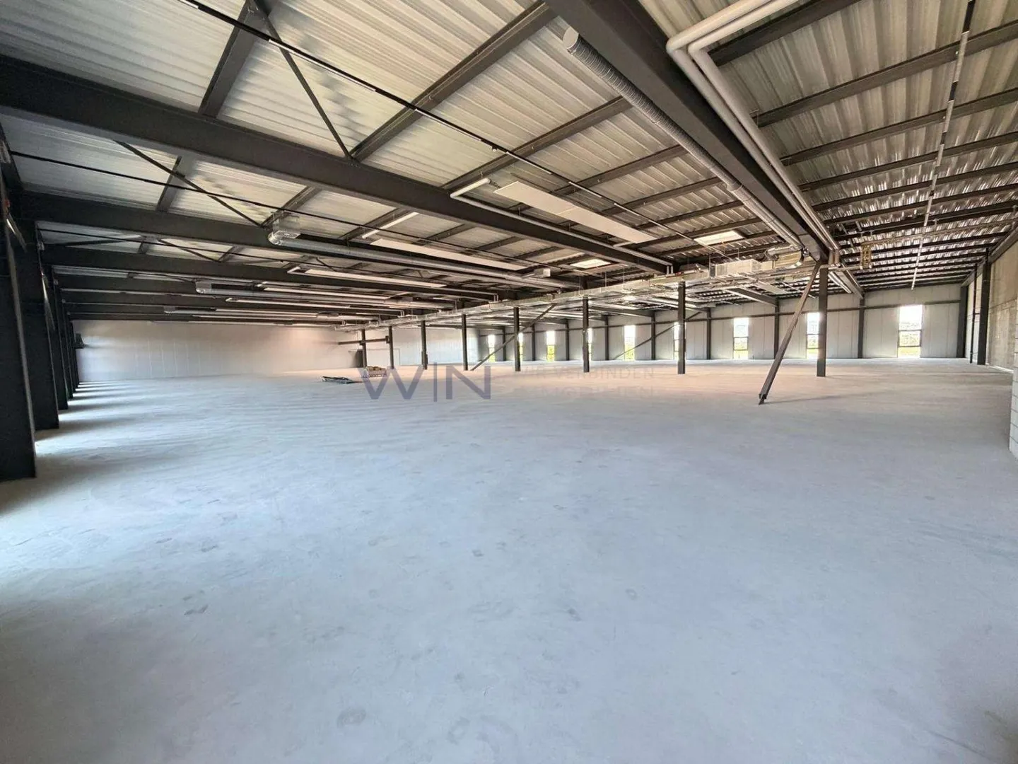 Nouveau bâtiment de surfaces multisports à partir de 1200 m² - Photo 3 sur 5