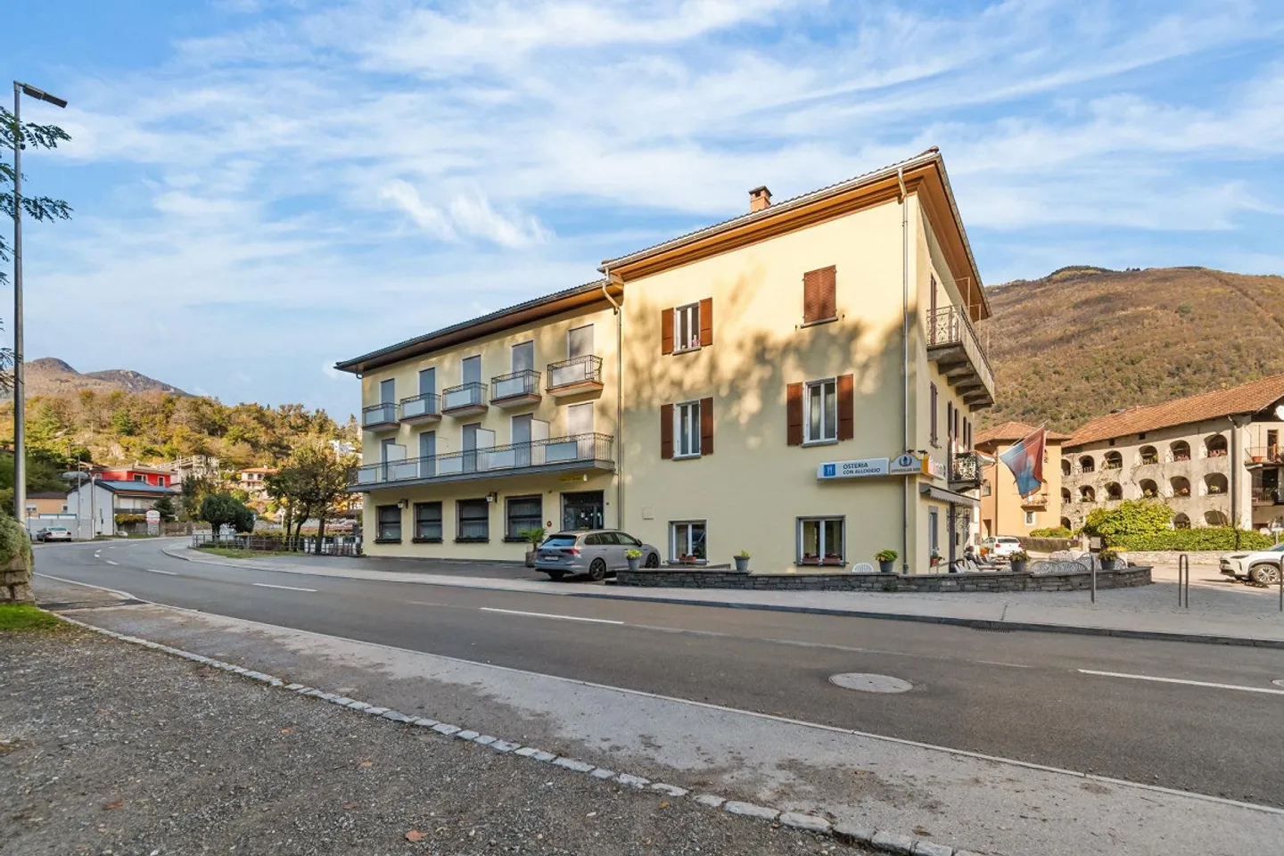 Hôtel historique avec restaurant, grotte et terrain constructible – un ... - Photo 9 sur 13