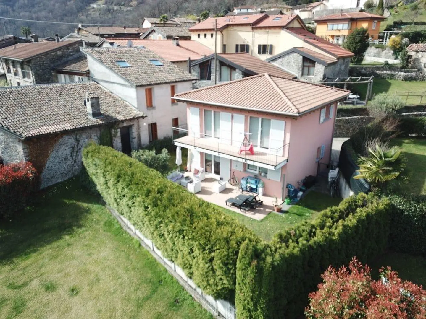 5.5-room house from 2008 with garden and terrace in Sigirino - Photo 1 of 13