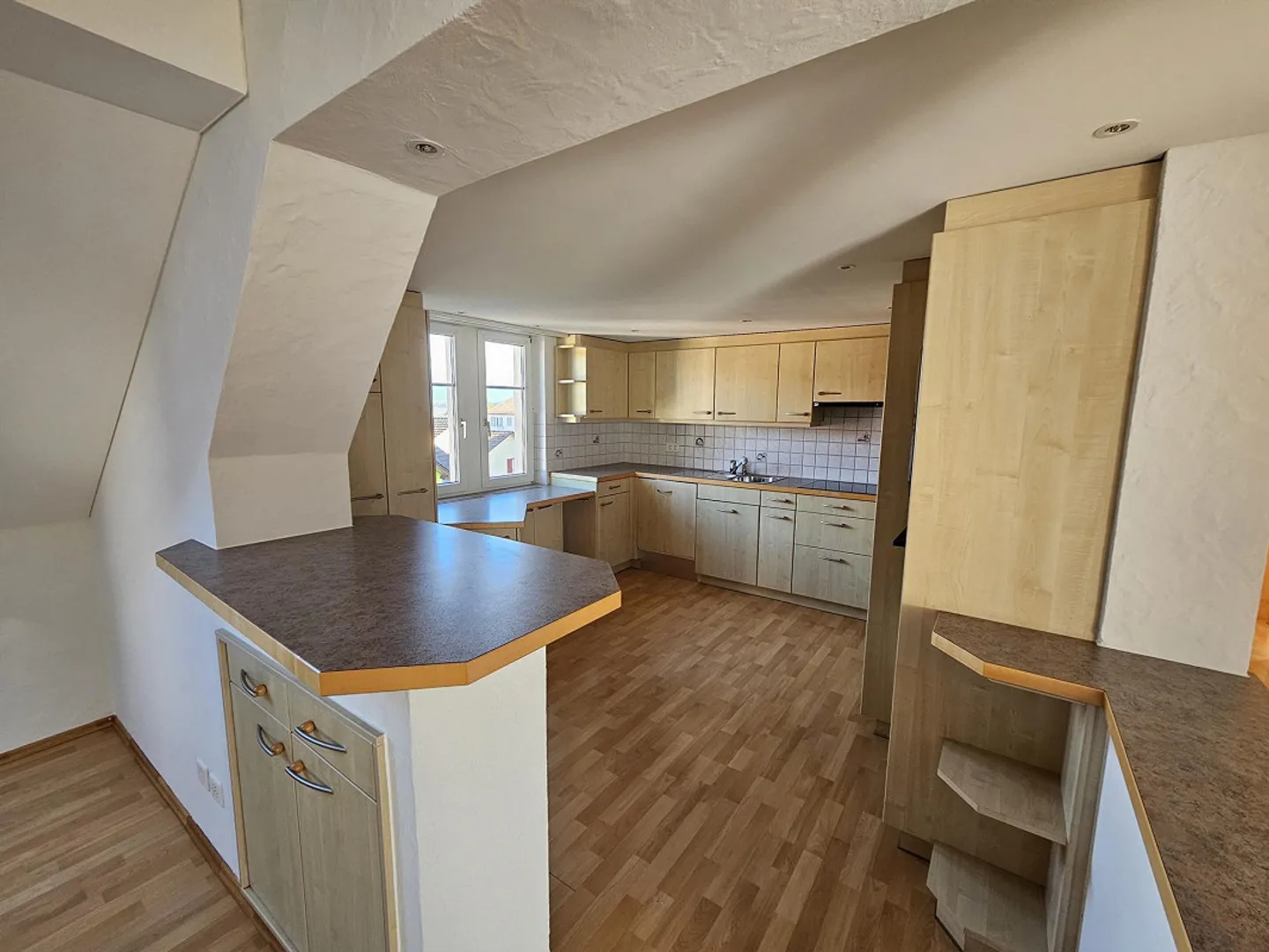 Appartement spacieux de 4 ½ pièces dans un ancien bâtiment, lumineux, central, deux terrasses - Photo 2 sur 21