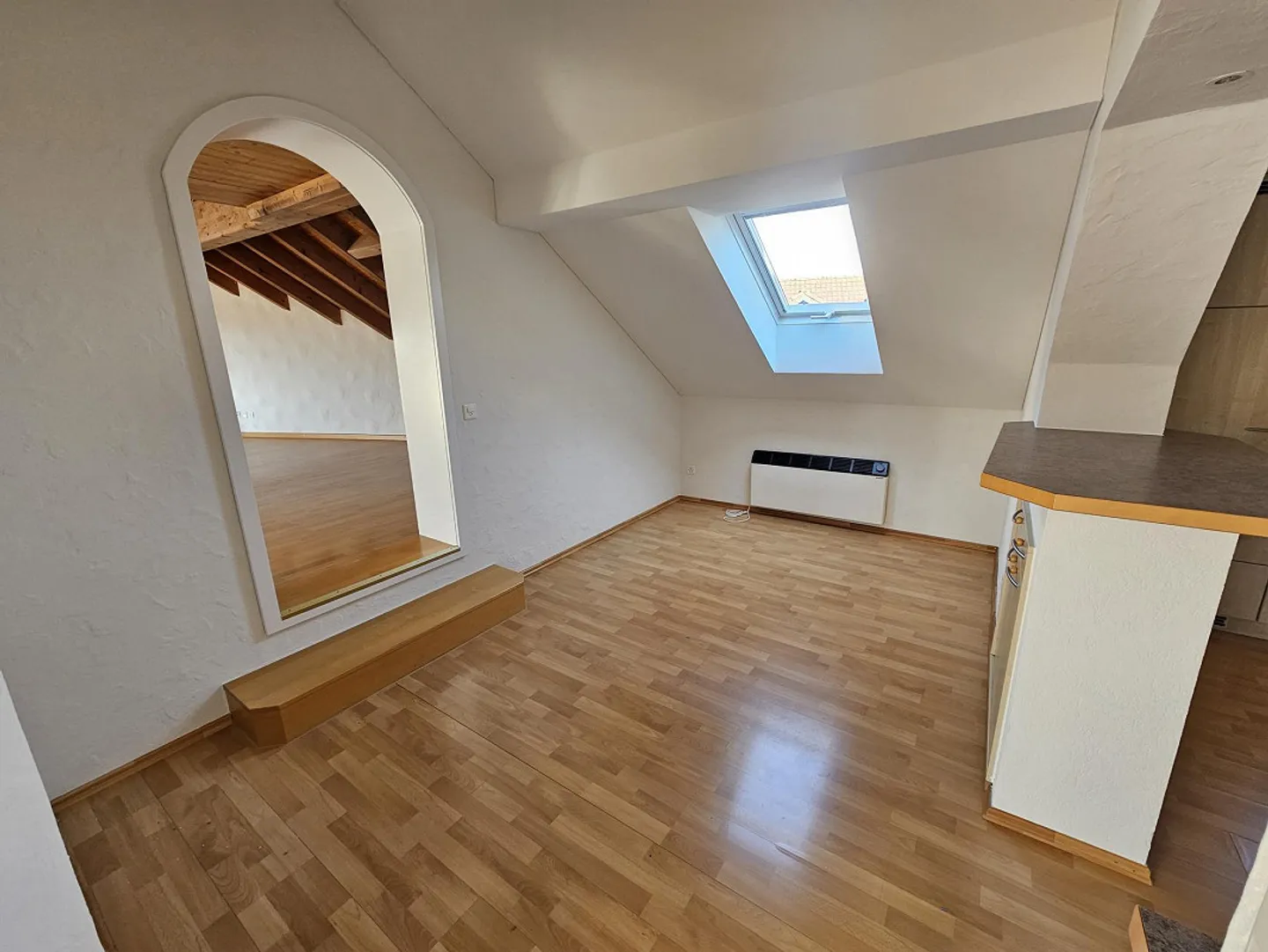 Appartement spacieux de 4 ½ pièces dans un ancien bâtiment, lumineux, central, deux terrasses - Photo 3 sur 21