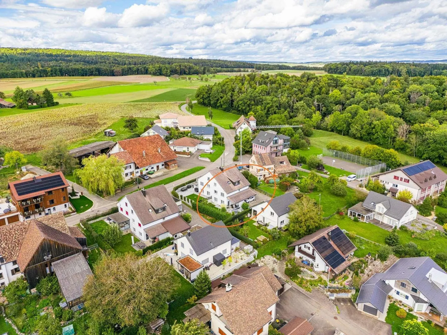 Grande casa bifamiliare con giardino - perfettamente situata nel cuore di Büttenhardt - Foto 1 di 15