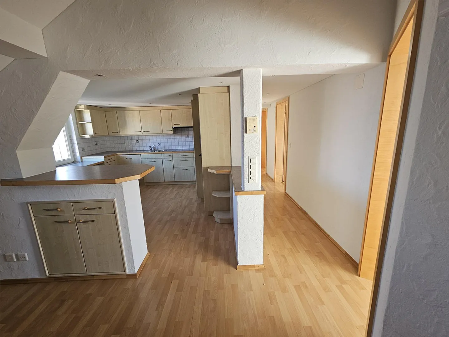 Appartement spacieux de 4 ½ pièces dans un ancien bâtiment, lumineux, central, deux terrasses - Photo 4 sur 21