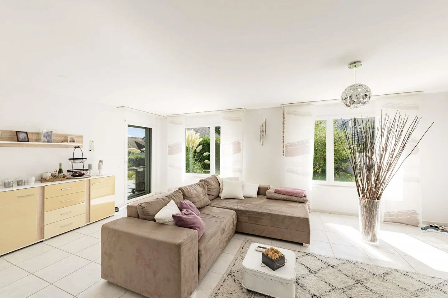 Grande casa bifamiliare con giardino - perfettamente situata nel cuore di Büttenhardt - Foto 2 di 15