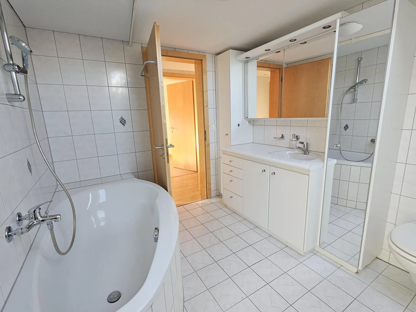Appartement spacieux de 4 ½ pièces dans un ancien bâtiment, lumineux, central, deux terrasses - Photo 14 sur 21