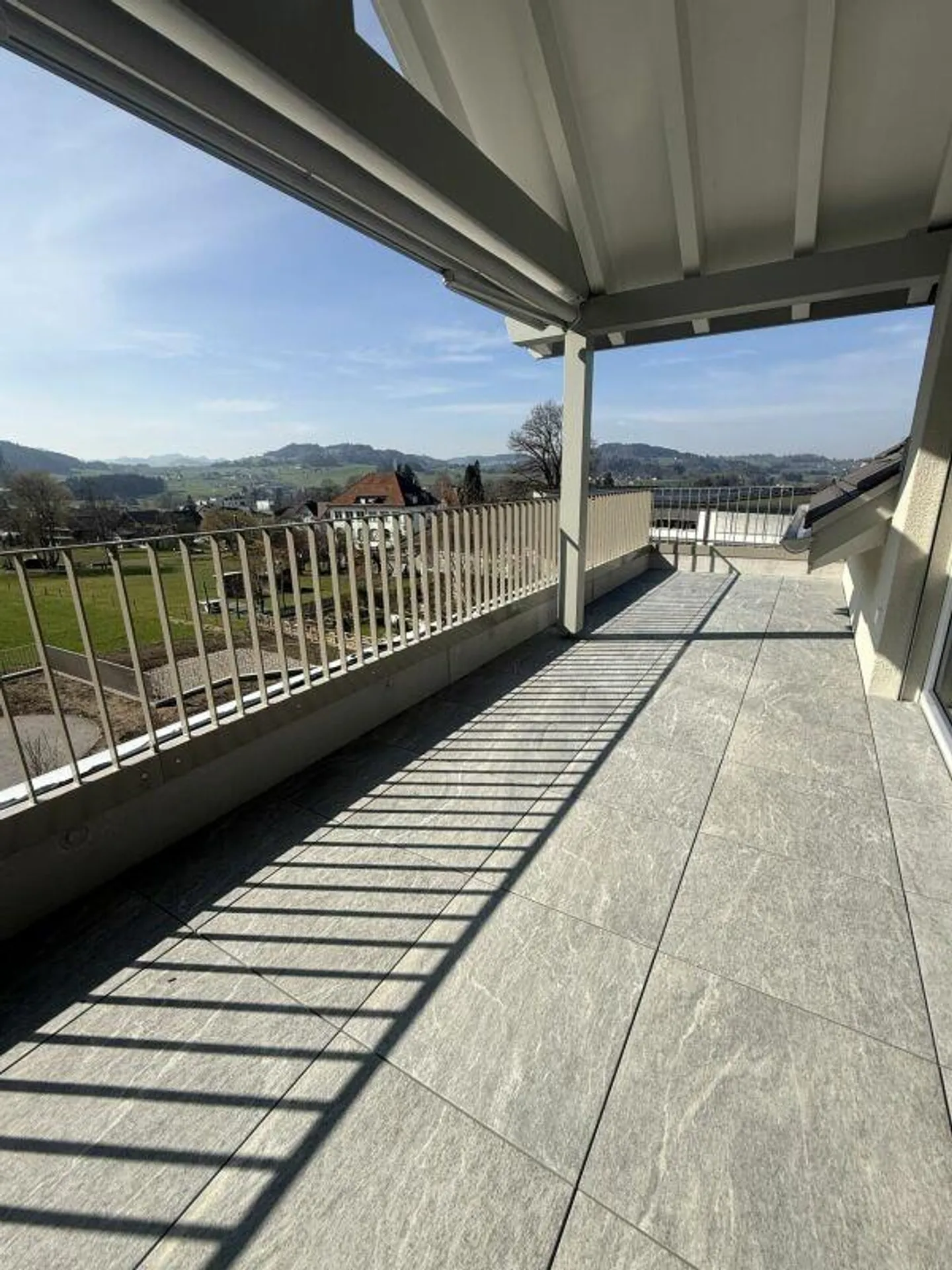 Moderno appartamento duplex di 3,5 locali a Ganterschwil con bella vista - Foto 1 di 14